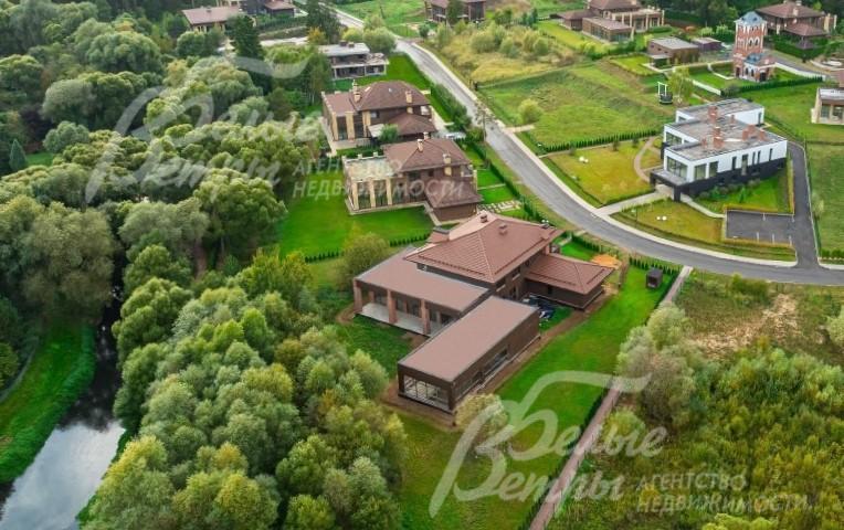 Вблизи поселка протекает река Десна.