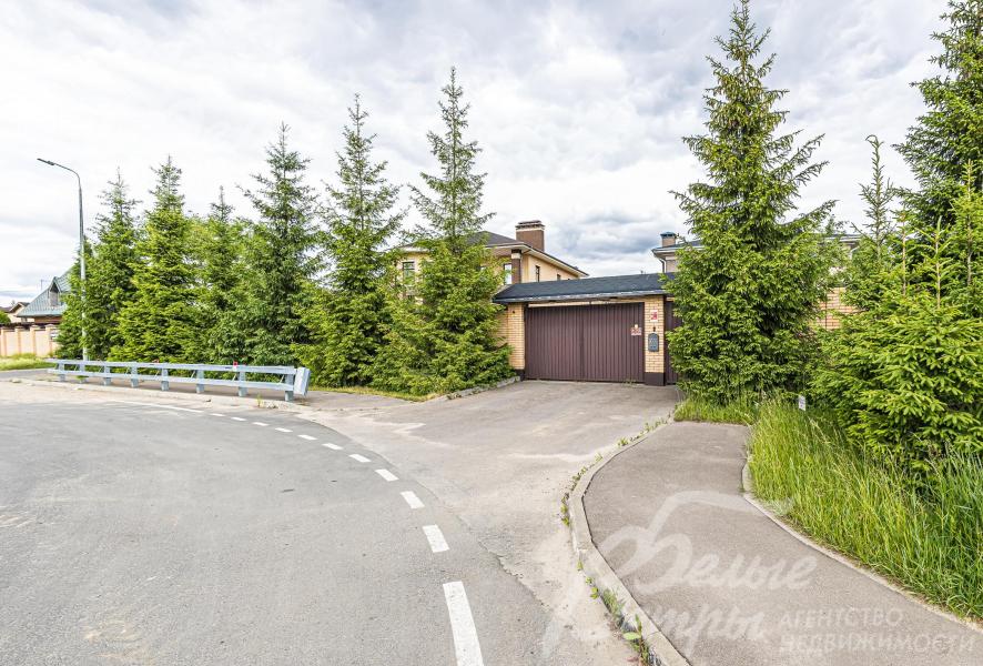 Широкие асфальтированные дороги в поселке.