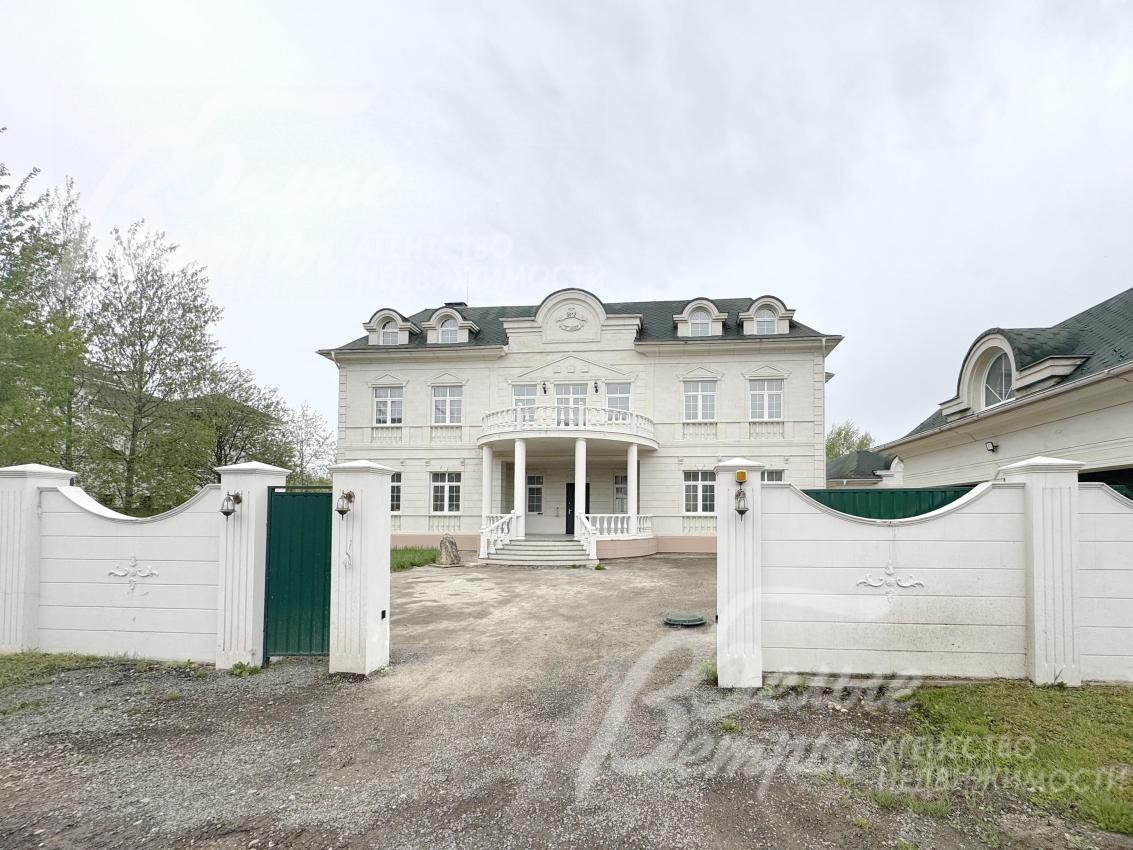 Установлены ворота и калитка: на участке – навес для 2-х автомобилей, а также гараж для 2-х автомобилей и спец.техники