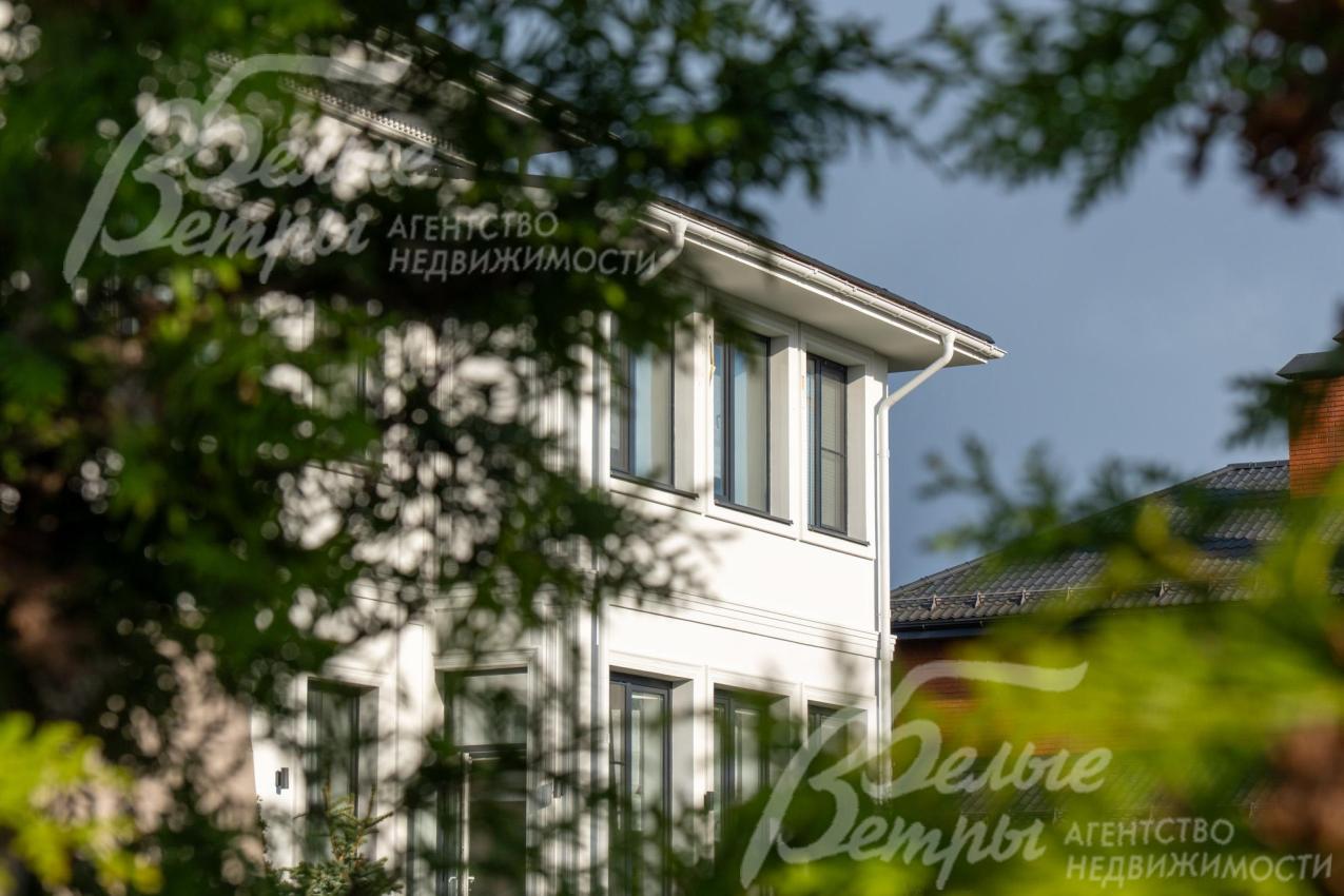 участок расположен в середине коттеджного посёлка, окружённого лесным массивом