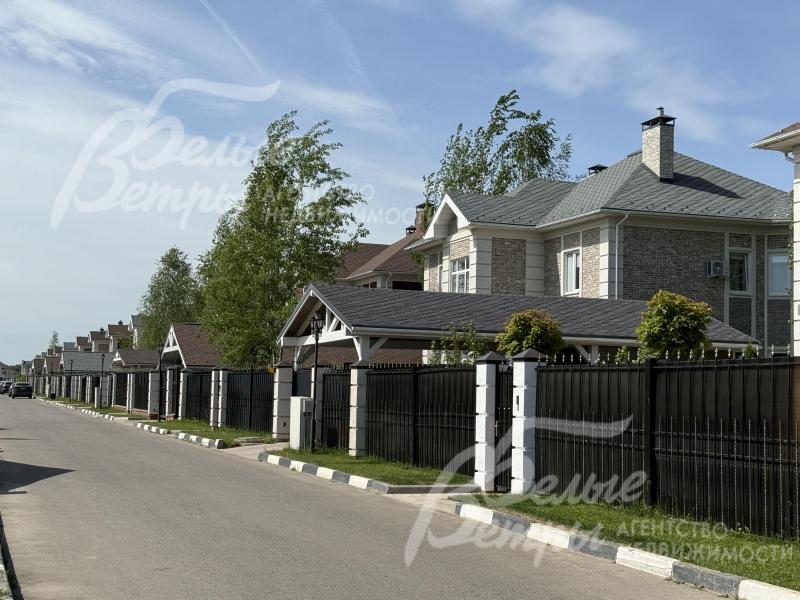 На территории поселка располагается 181 земельный участок площадью от 8 до 13 соток