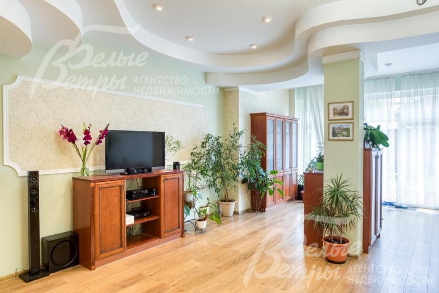 В гостиной - разноуровневые потолки с подсветкой, пространство зонировано композитной колонной