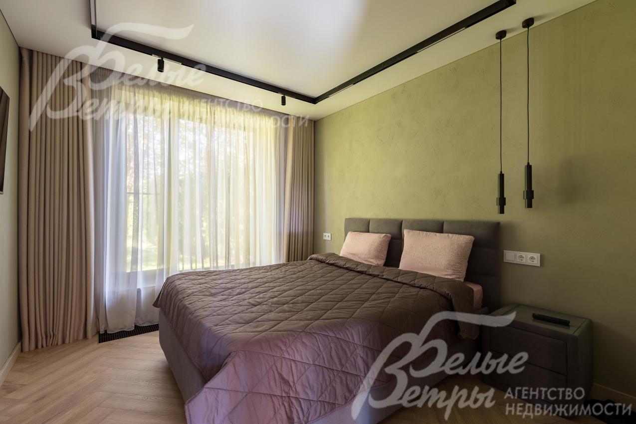 В гостевом доме - три спальни. Две из них - на первом этаже. Стены оформлены декоративной штукатуркой