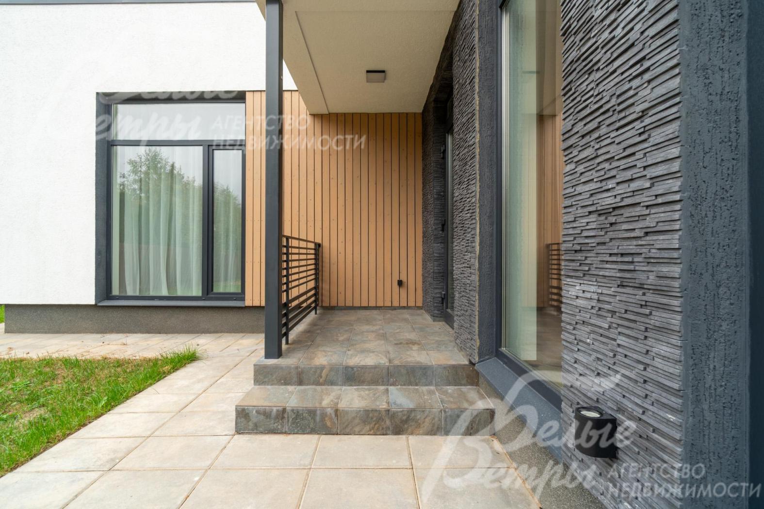 Вход в дом - через крытое крыльцо, площадка у крыльца выложена крупноформатной плиткой