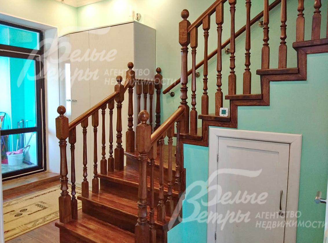 Холл на первом этаже