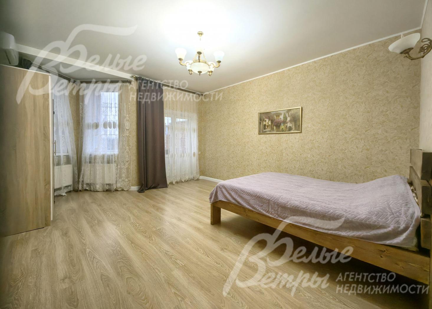 Спальня с балконом на втором этаже