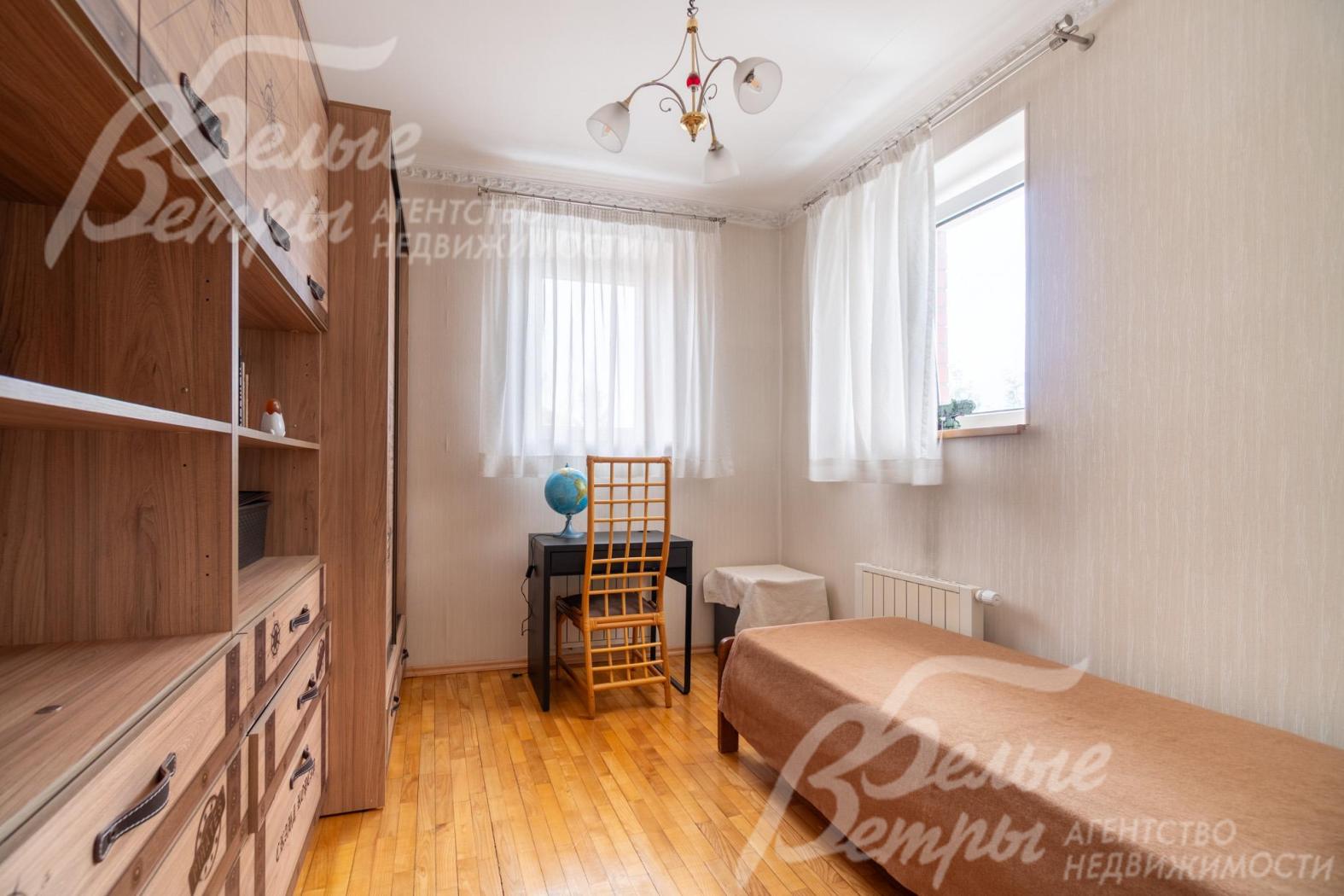 Уютная спальня на третьем этаже с односпальной кроватью, рабочим местом и вместительным шкафом