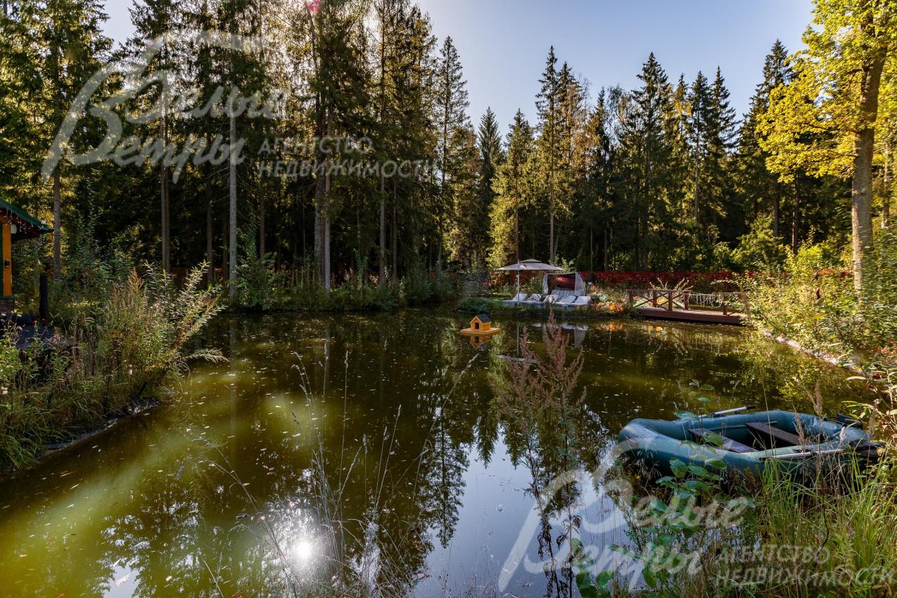 На участке есть собственный живописный пруд с уютными домиками для уток и лебедей