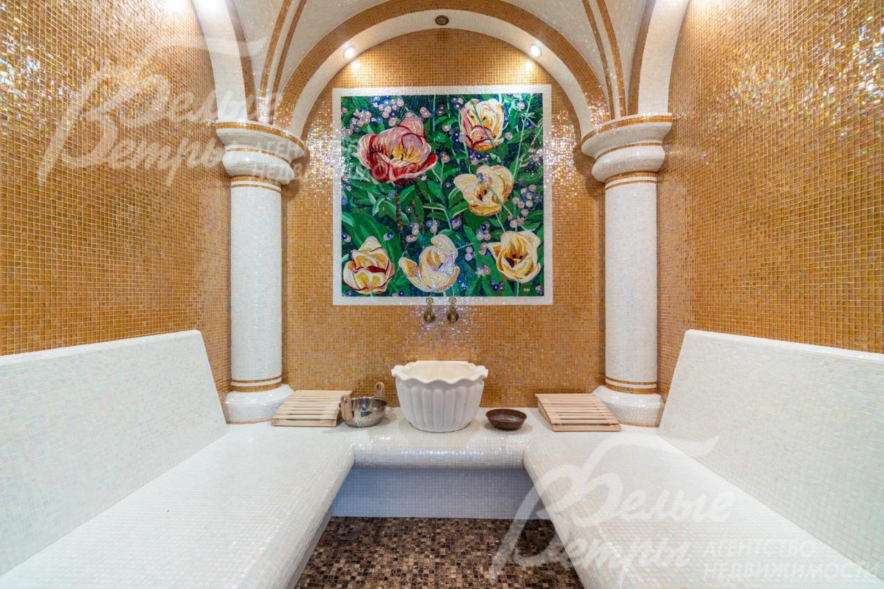 В спа-зоне есть хамам с двумя белыми скамьями. Стены отделаны мелкой золотисто-бежевой мозаикой. Одну из стен украшает декоративная панель с изображением крупных роз 