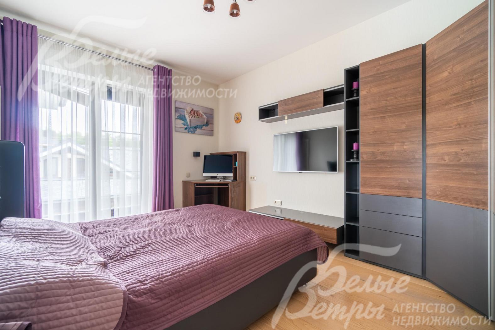 В спальне - телевизор и вместительный шкаф