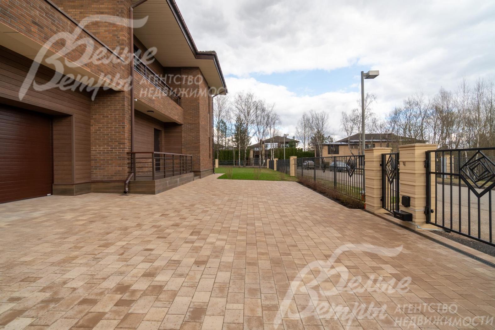 Парковочная площадка на 4 авто перед домом