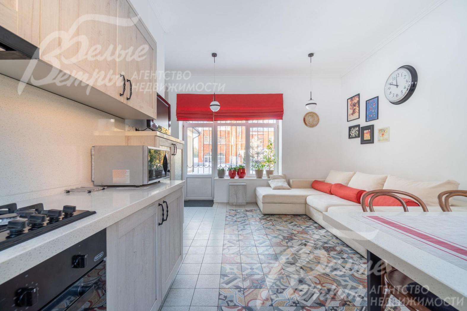 Дом полностью меблирован, оснащён техникой и готов к проживанию.