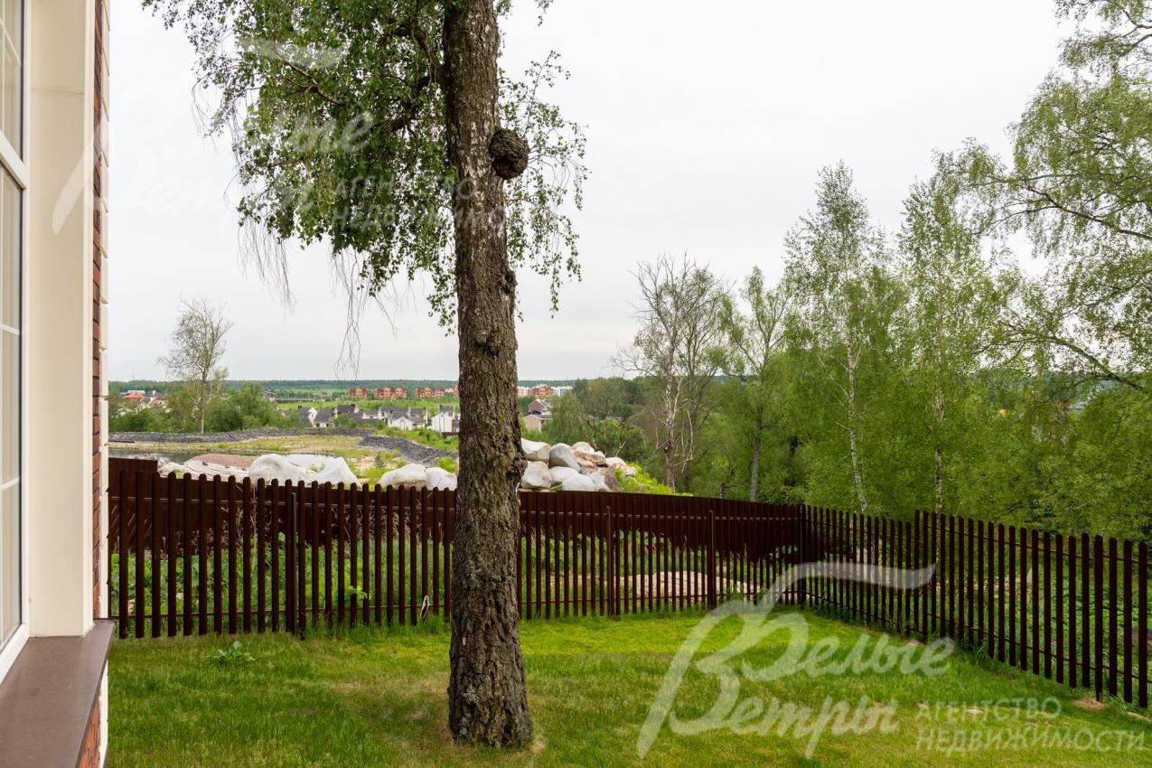 Участок по периметру огорожен забором.