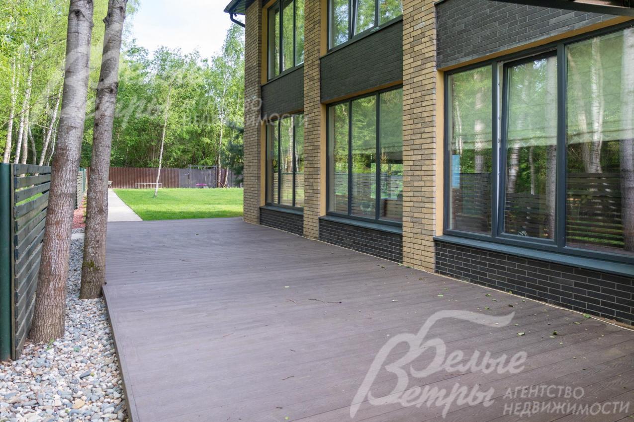 Выход с открытой террасы на участок