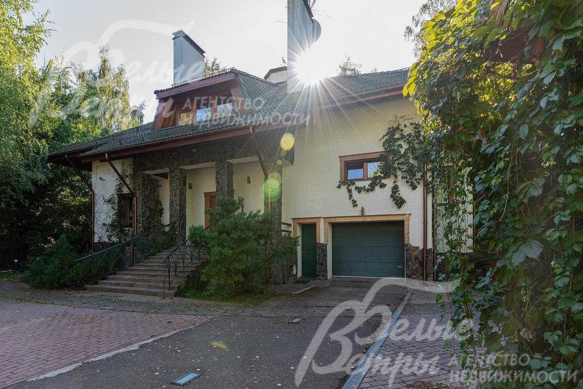 Дом построен по проекту архитектора Кострикина Н.Д. (профессор МАРХИ)