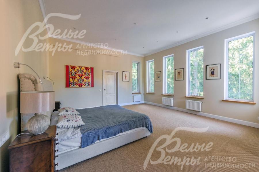 Мастер-спальня на 2-ом этаже с гардеробной и санузлом