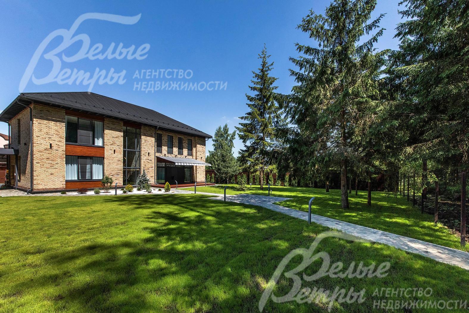 Дорожки вымощены брусчаткой