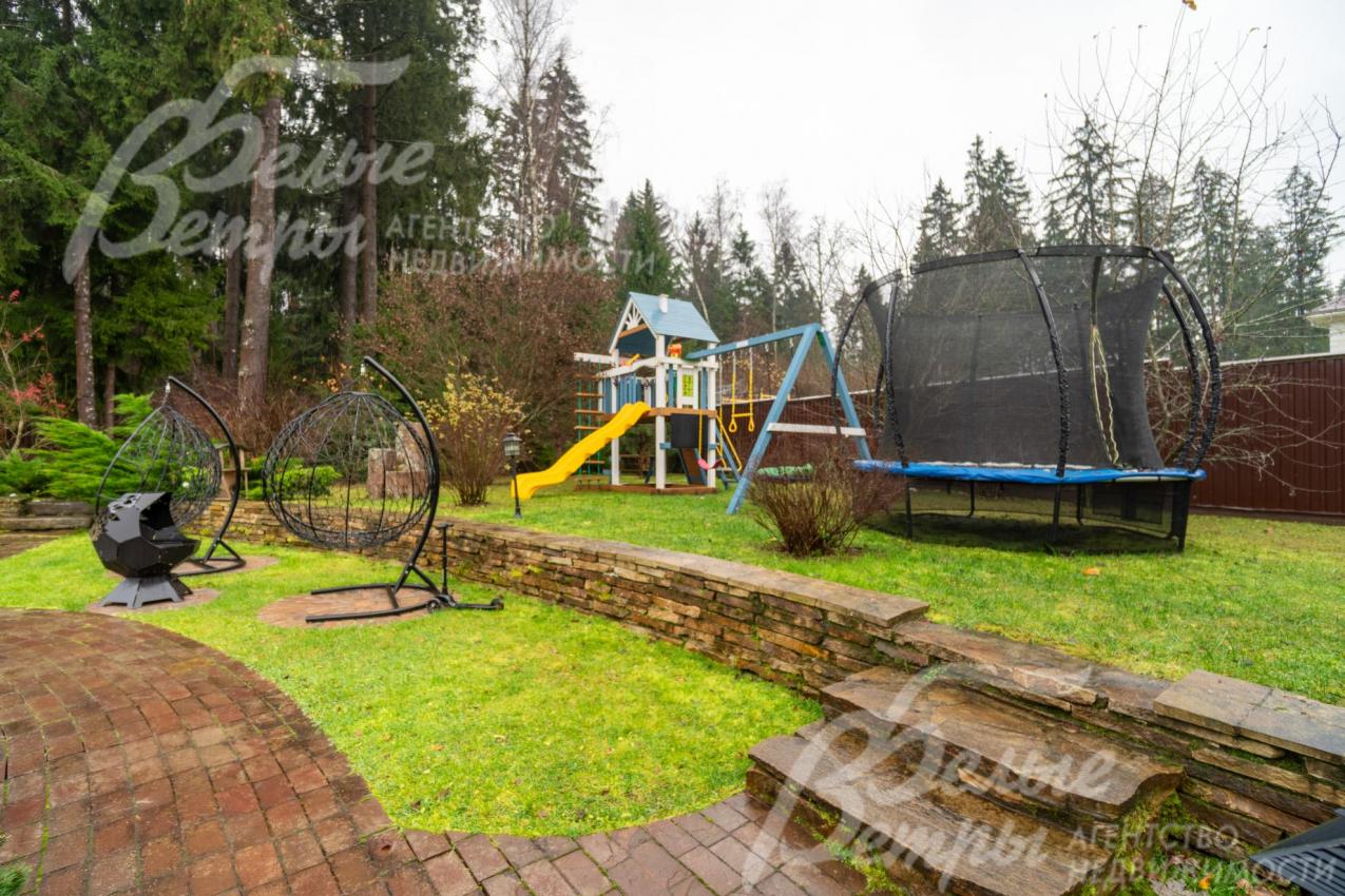 На участке оборудована большая детская площадка с кормушкой для белок 
