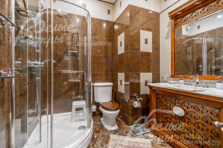 Санузел при спальне на первом этаже с душевой 