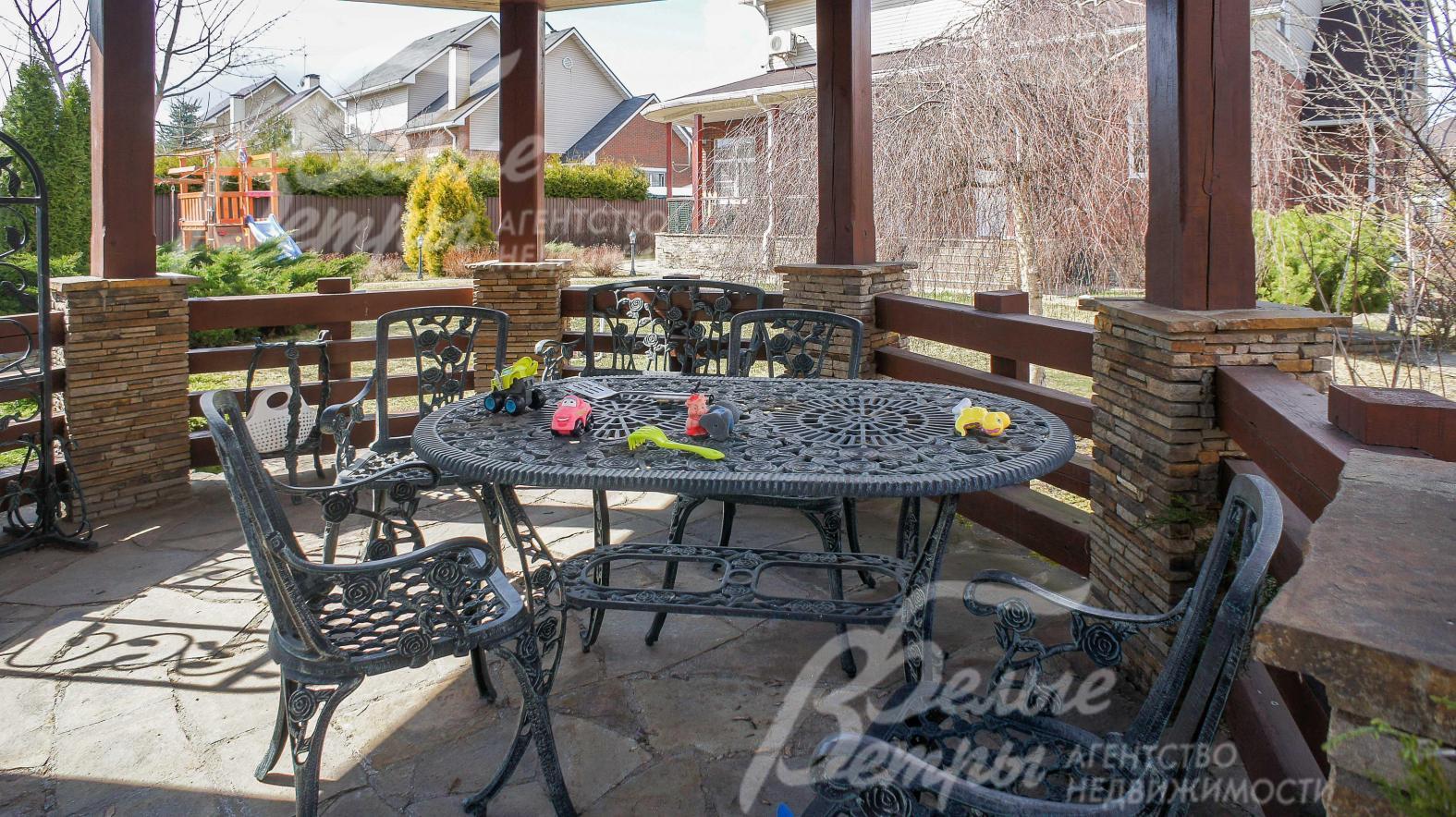 Чугунные стол и стулья в беседке