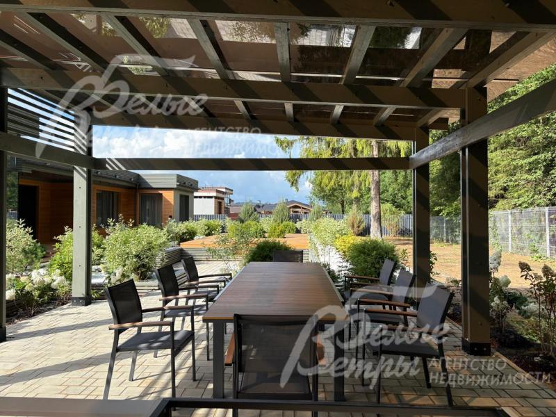 В беседке установлена садовая мебель (обеденная группа на 8 персон)