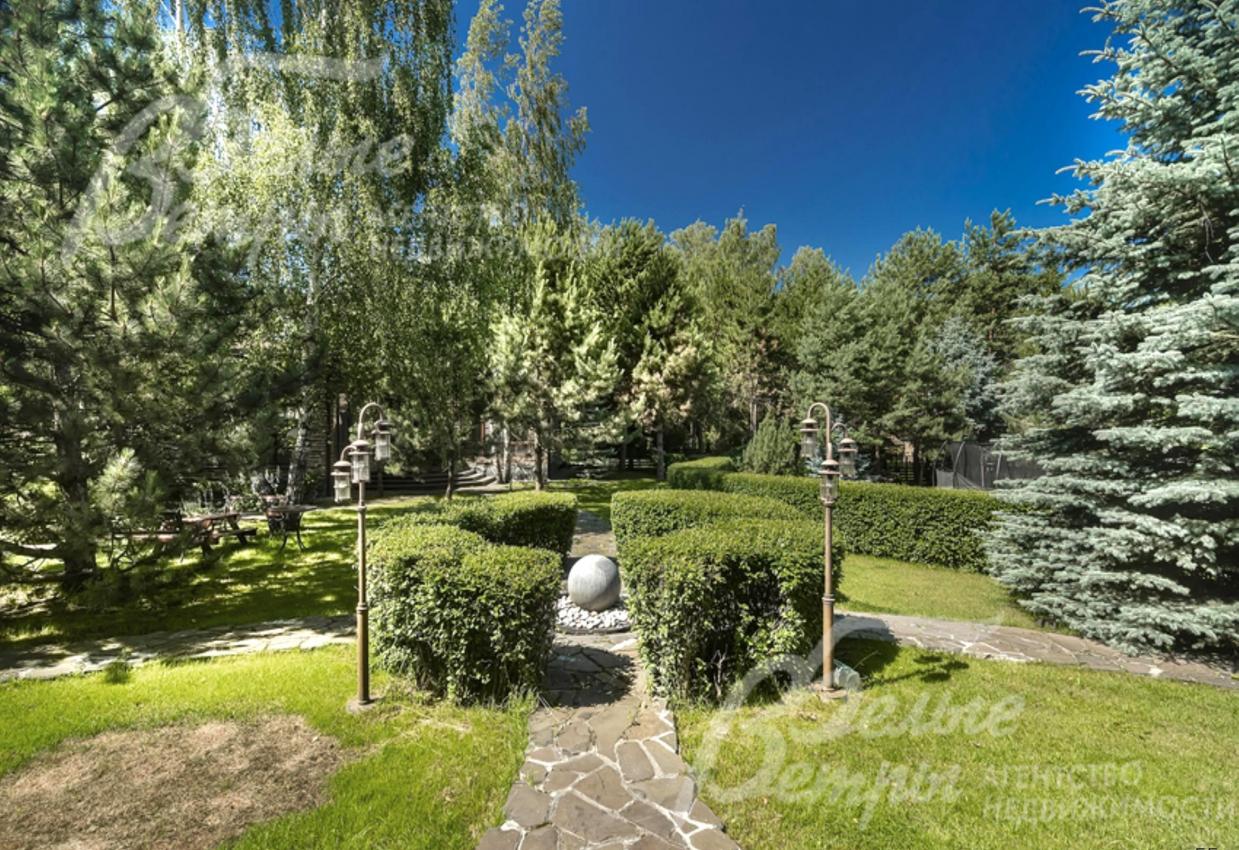 Приватный участок 29 со взрослыми деревьями и ландшафтом