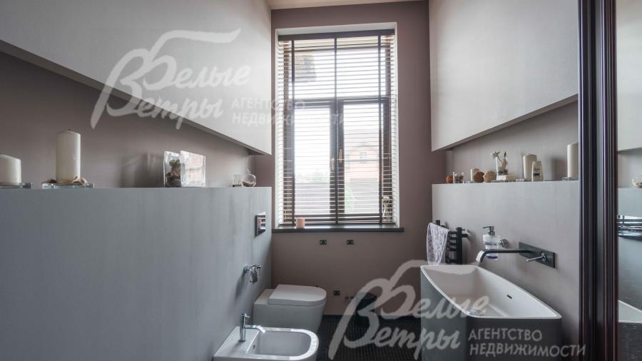 Гостевой санузел с окном на первом этаже