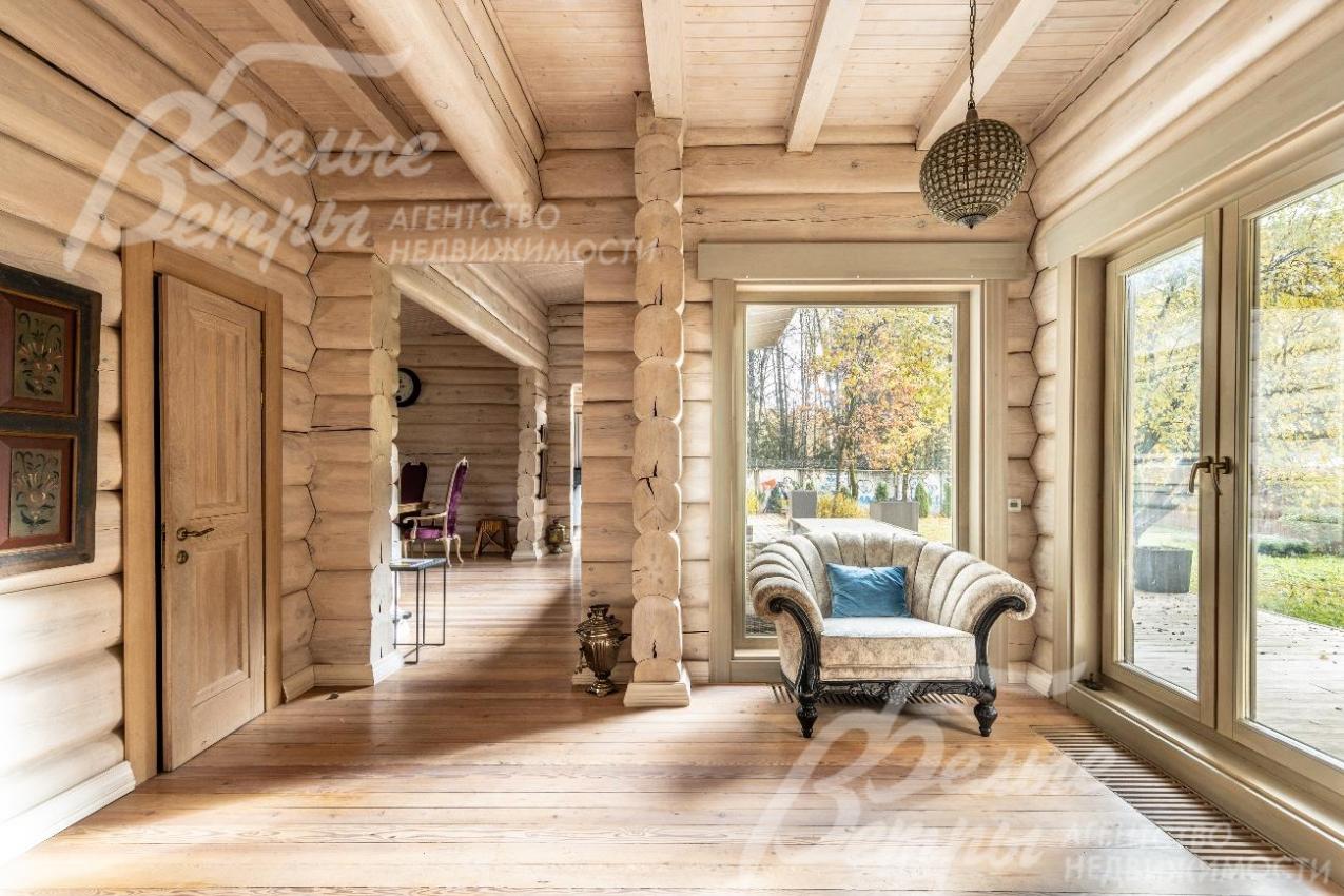 Зона отдыха в холле с панорамным остеклением