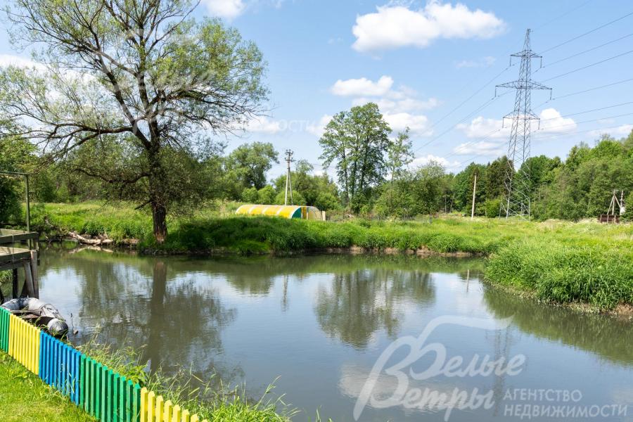 С площадки открывается красивый вид на реку и лесной массив