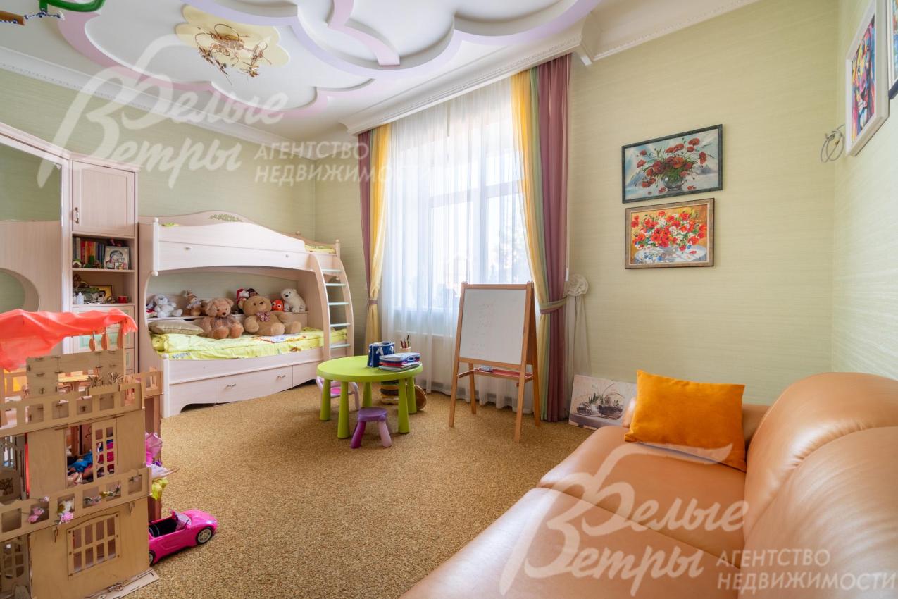 Детская спальня-игровая на втором этаже с двухъярусной кроватью, диваном, творческими и игровыми комплексами