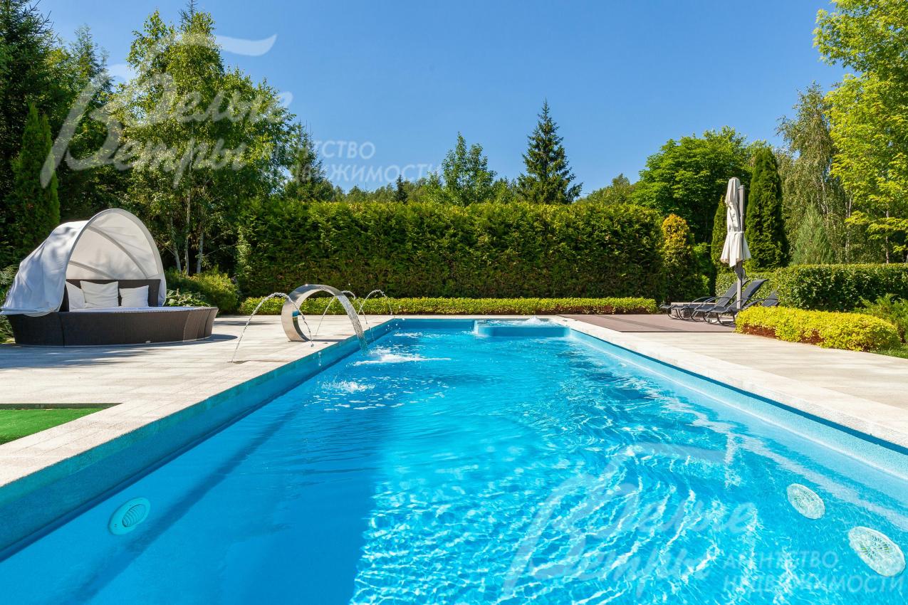 Открытый подогреваемый бассейн на участке