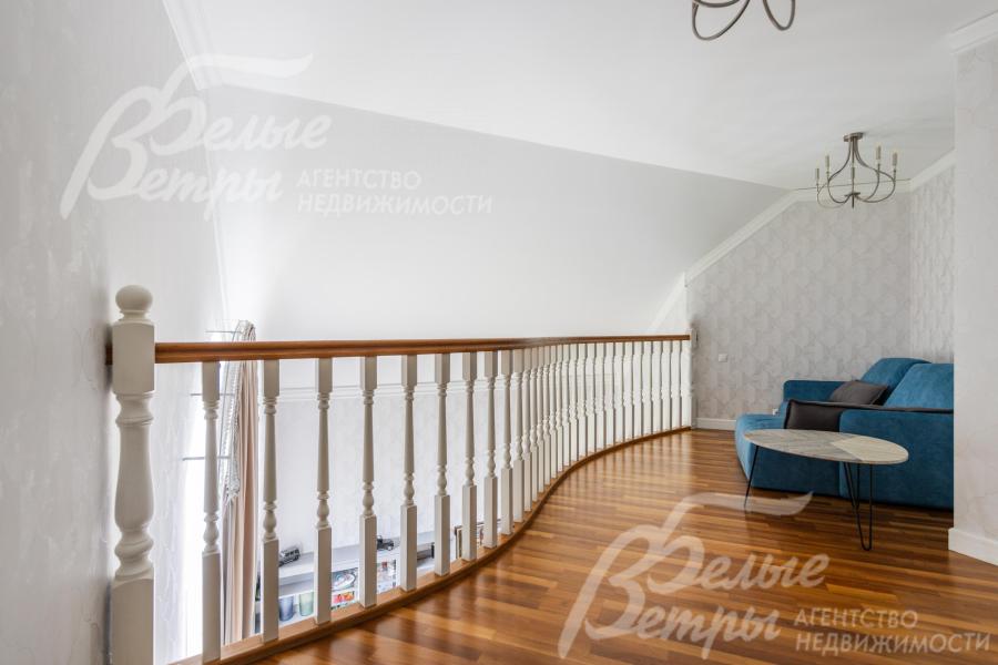 Галерея второго этажа с зоной отдыха