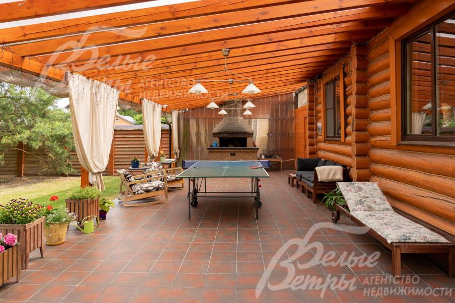 В зоне барбекю установлен мангал с дымоходом.