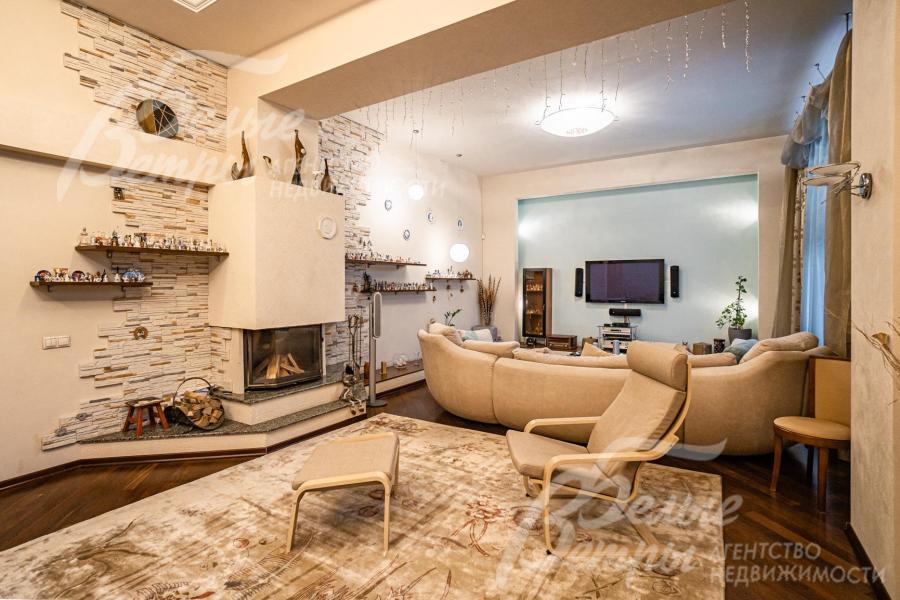 Гостиная с камином и зоной ТВ 55 кв.м