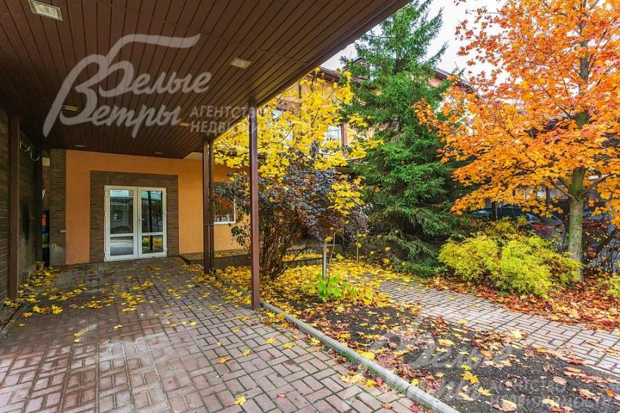 Навес перед входом в таунхаус