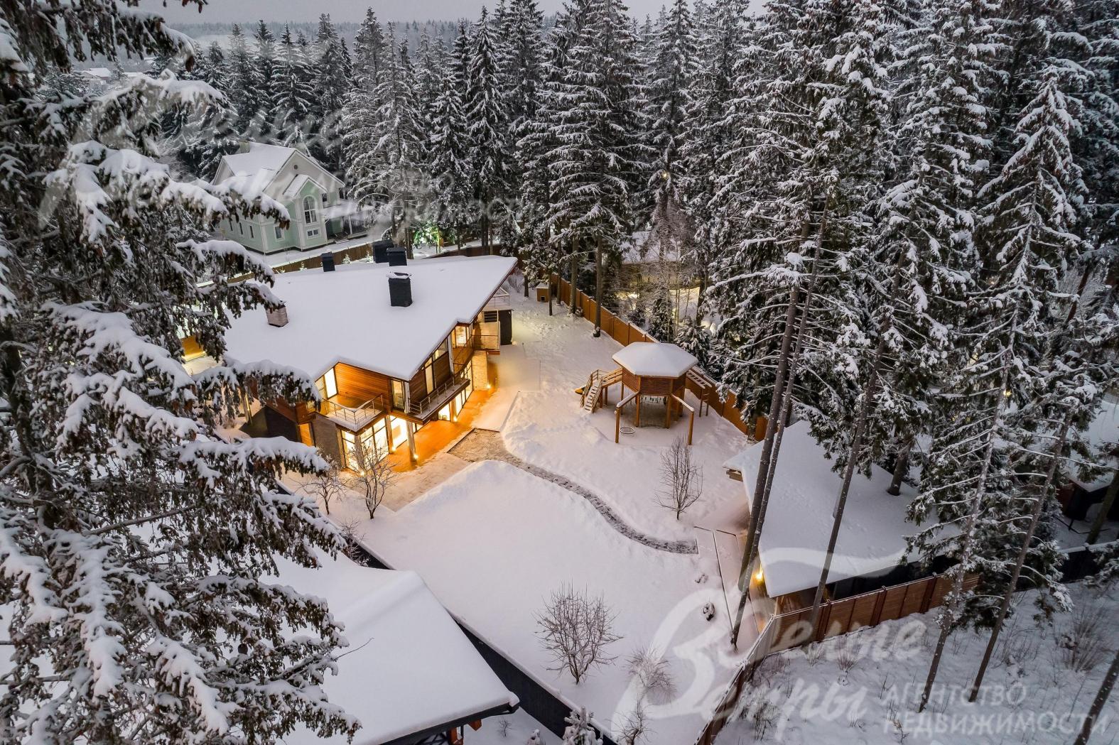 Участок со всех сторон окружен лесным массивом