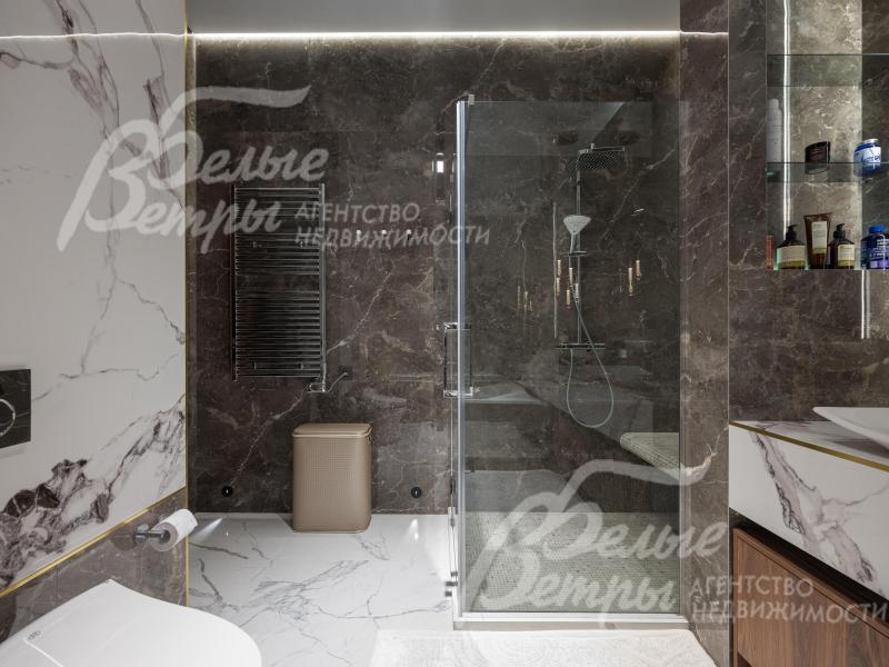 Просторный санузел мастер-спальни с импортной сантехникой