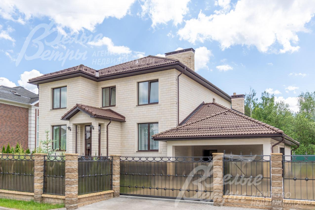 Участок огорожен кованым забором