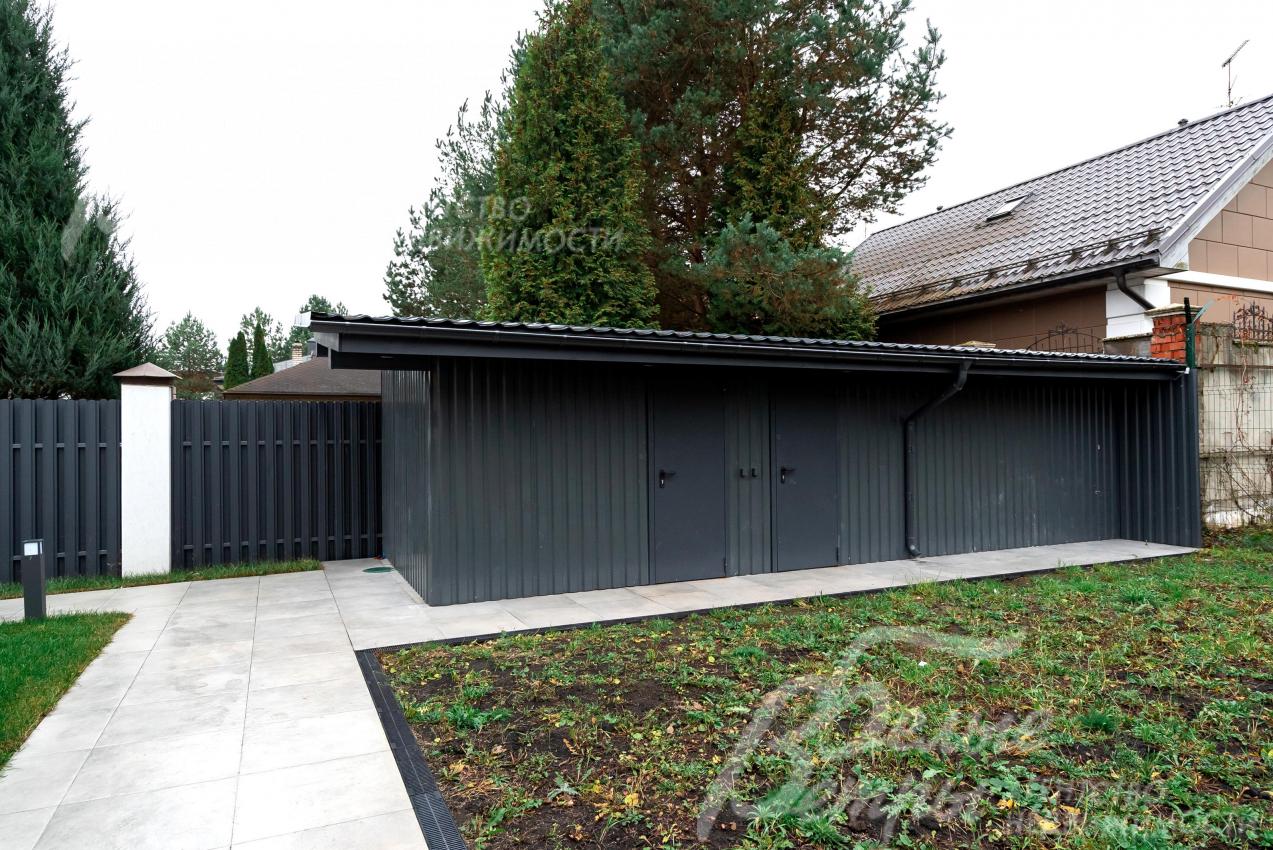 На участке построен хозяйственный блок с генераторной