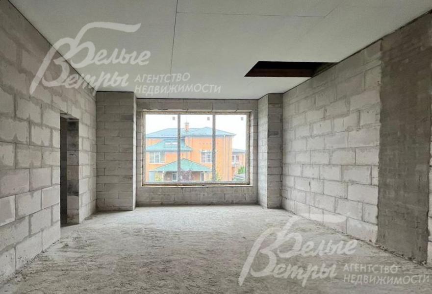 Дом - под отделку: большие окна обеспечивают прекрасное естественное освещение помещений