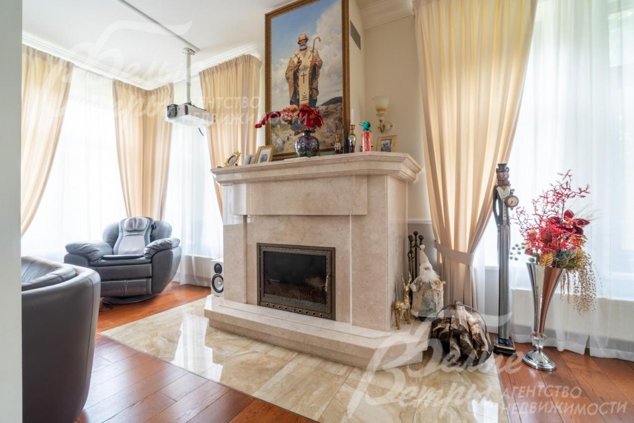 Гостиную украшает дровяной камин, отделанный натуральным мрамором