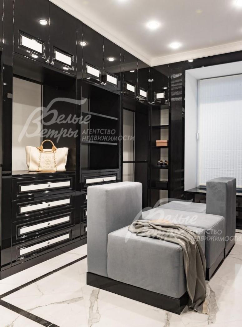 Гардеробная при мастер-спальне