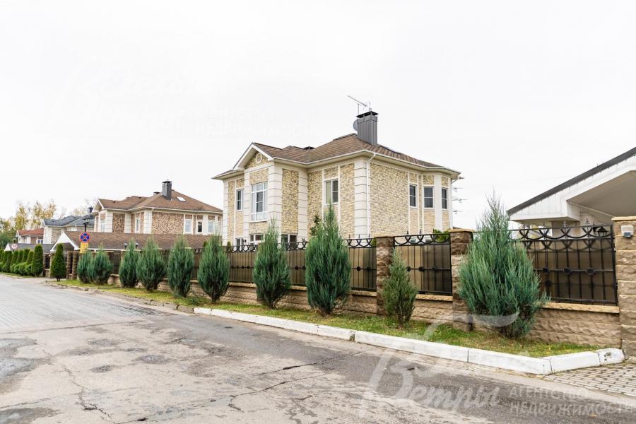 Участок огорожен прозрачным забором в едином стиле: по фасаду на бетонных столбах с кованной оградой