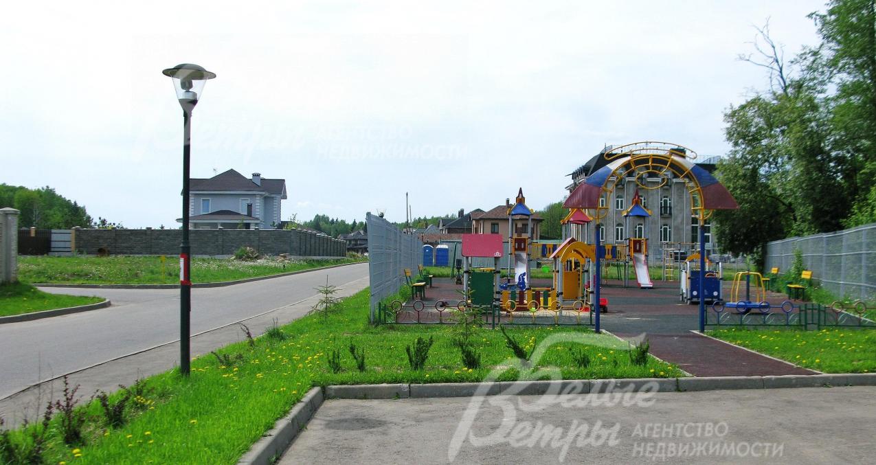 Детская площадка на территории коттеджного поселка