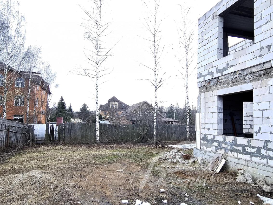 Дом стоит на участке площадью 12 соток. Участок выровнен, освобождён от растительности, на нём сохранено несколько лесных берёз