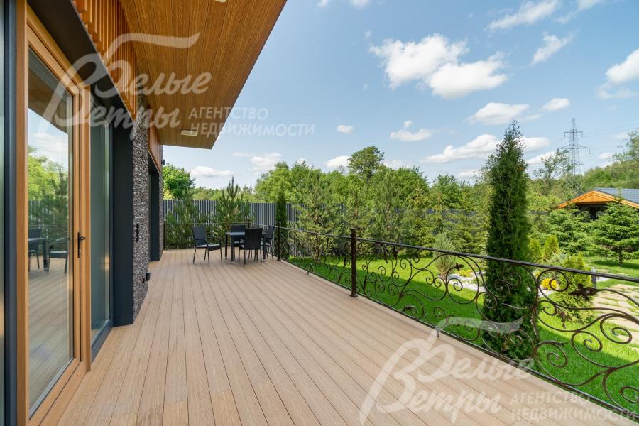 Выход на панорамную террасу с кованым ограждением