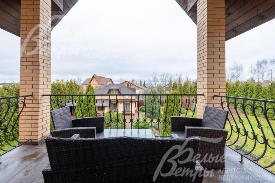 Из холла-галереи - выход на крытый балкон, с него открывается панорамный вид на ближайшие дома