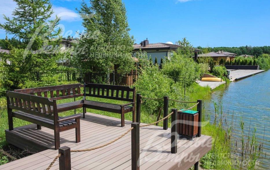 Вокруг озера благоустроены пирсы для отдыха и рыбалки.