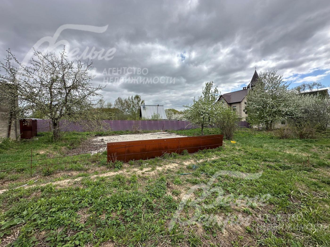 Участок с плодовыми деревьями и кустарниками