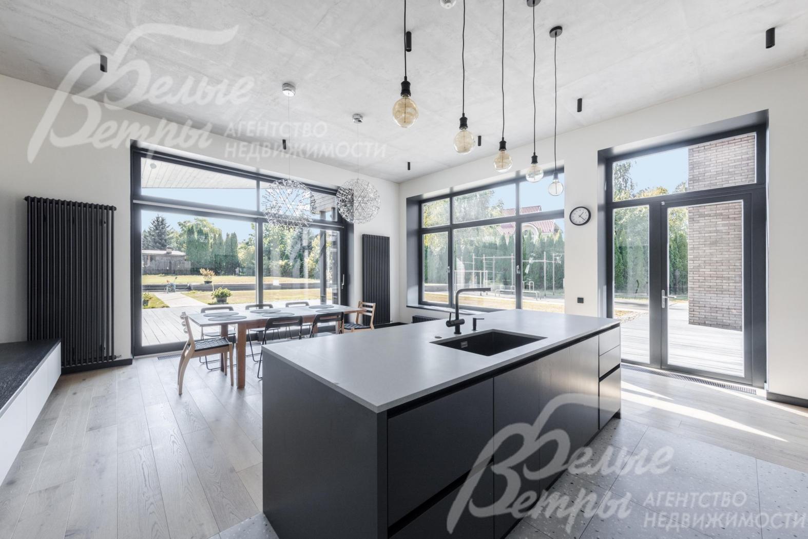 Кухня-столовая с выходом на крытую террасу